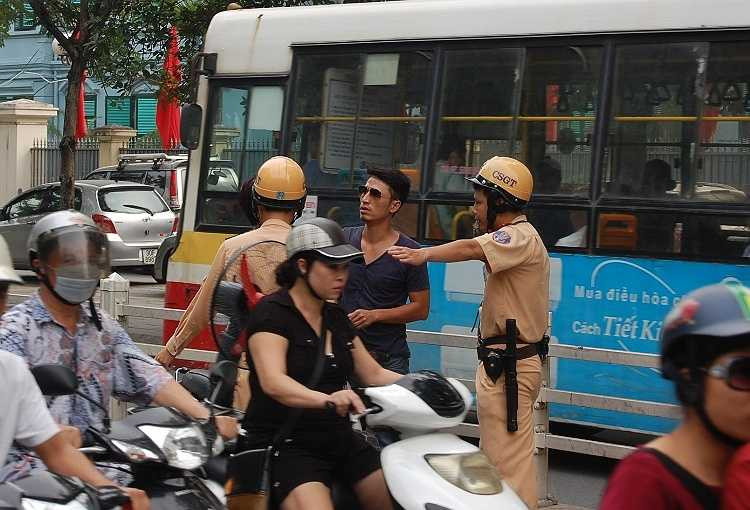 CSGT dừng xe vi phạm