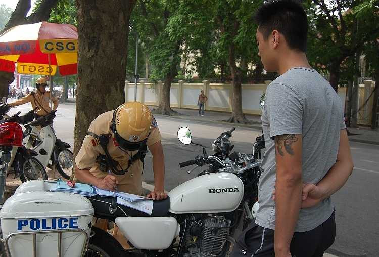 CSGT dừng xe vi phạm