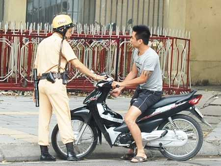Nêu tên người vi phạm giao thông lên báo: Có khả thi?