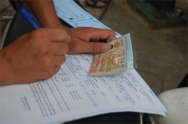 CSGT dừng xe vi phạm