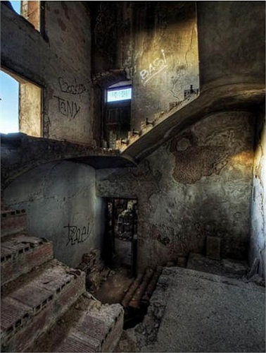 Khám phá một nhà máy sản xuất búp bê bị bỏ rơi là một hành trình không chỉ hấp dẫn mà còn giúp nhiếp ảnh gia Ramon Ingles trở lại với tuổi thơ. 