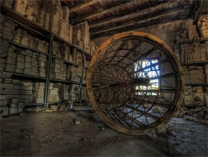 Một khung hình trụ bằng gỗ dùng để phơi khô búp bê vẫn còn khá nguyên vẹn.