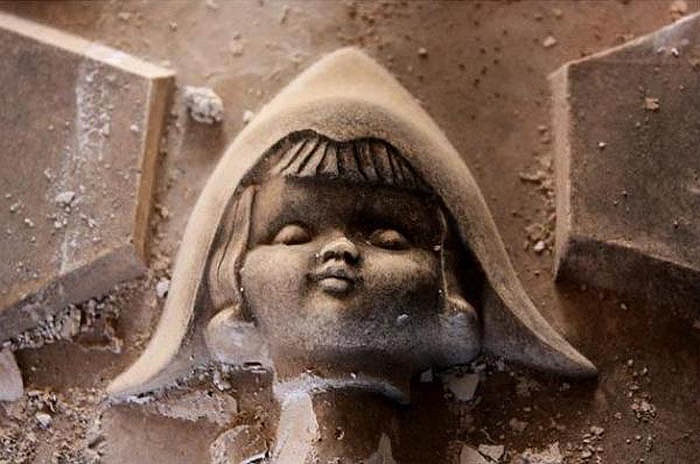 Quá trình sản xuất một con búp bê Bisque rất kỳ công. Đầu tiên người ta sẽ đổ nguyên liệu vào khuôn đất sét để tạo hình. Thời kỳ đầu, họ không tráng men nên búp bê sứ trông rất giống người thật. 