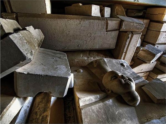 Những chiếc đầu được lấy ra khỏi khuôn sau 1 giờ và phơi nắng 3 ngày trước khi cho vào lò nung.