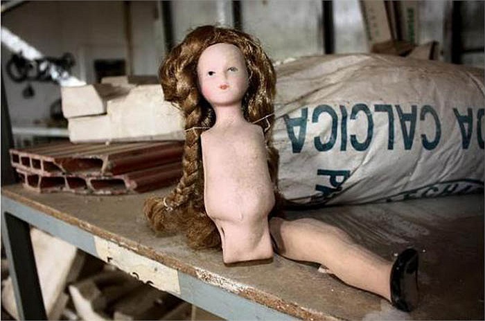 Sẽ mất nhiều lớp sơn khác nhau để có được con búp bê hoàn chỉnh, với mỗi lớp sơn người ta lại nung thêm lần nữa.