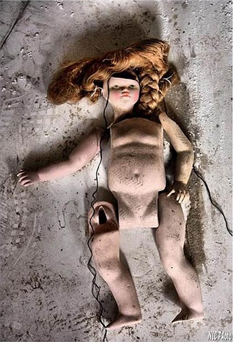 Tiếp theo là công đoạn khâu nối chân tay búp bê, cố định đôi mắt, đội thêm tóc giả và mặc cho búp bê bộ váy thật đẹp. 