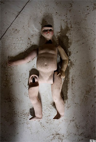 Không có ai đủ can đảm khám phá khu nhà máy bị bỏ hoang vào ban đêm khi nơi đây la liệt những con búp bê bị bỏ rơi.