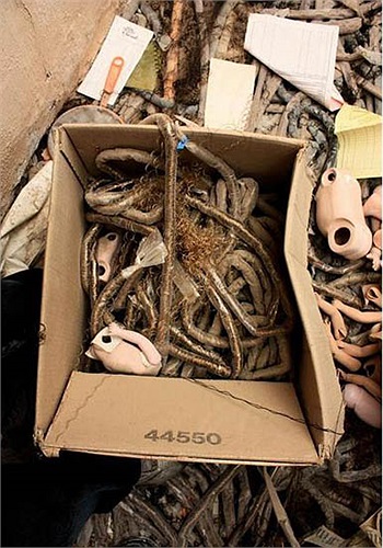 Mọi vật dụng trong căn xưởng hoang tàn, hỏng nát cùng rất nhiều mặt nạ, dụng cụ phát âm thanh trong bụng các loại búp bê đã lên nấm mốc, bốc mùi ẩm thấp. 