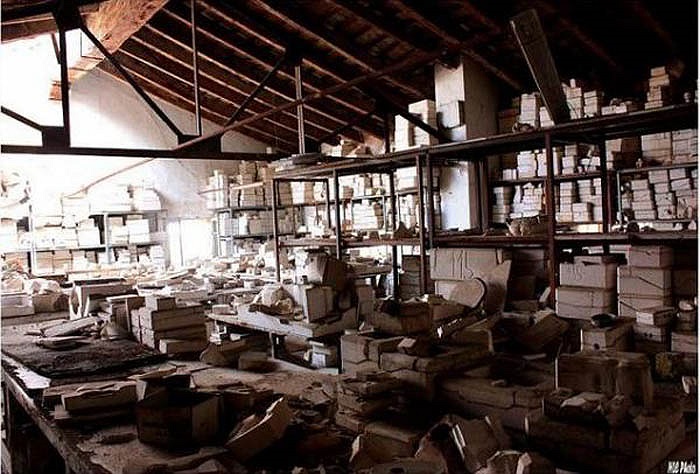 Các tòa nhà kín đáo hầu như còn khá nguyên vẹn với những đường ống khói cao vút. Chính sự ra đời của búp bê nhựa không bao giờ bị vỡ đã đẩy xưởng búp bê Bisque đến bờ vực lỗi thời, phá sản. 