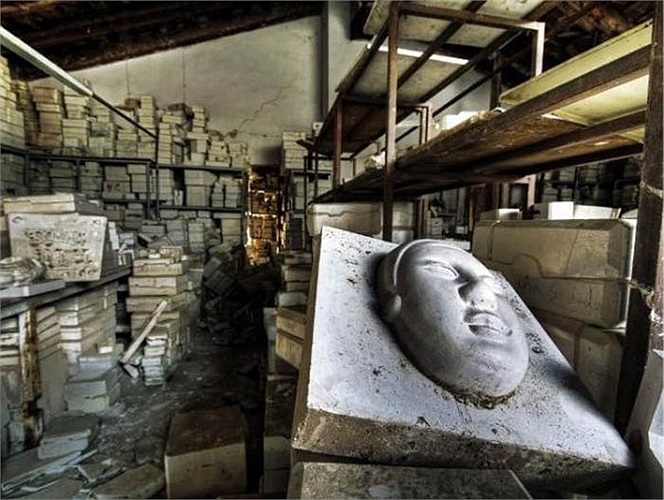 Theo nhiếp ảnh gia, ông cảm thấy khá sợ hãi khi tới đây vì cảm giác có hàng trăm con mắt cứ chằm chằm theo dõi. Có lẽ vì khuôn mặt lạnh lùng, đáng sợ mà búp bê Bisque không còn được ưa chuộng nữa.