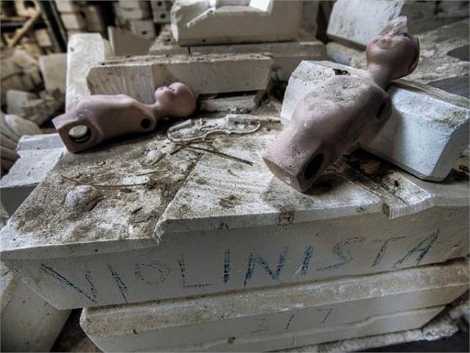 Phần còn lại của một con búp bê chưa hoàn chỉnh: chân tay tách rời được làm từ vải hoặc da, thậm chí từ hỗn hợp gỗ, bột giấy, keo và mùn cưa. Khá giống quái vật Frankenstein trước khi được trang điểm bằng những bộ cánh màu mè. 