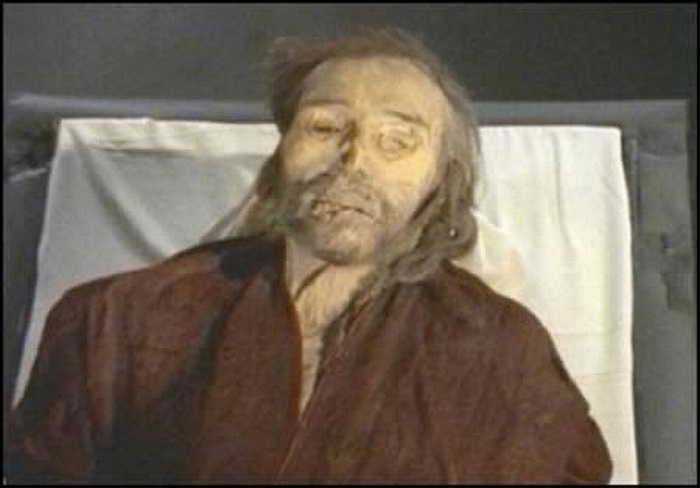 Xác ướp được tìm thấy tại lưu vực phía Tây Nam Trung Quốc. Điều đáng ngạc nhiên là xác ướp có tóc vàng và mũi cao giống người Châu Âu. Năm 1993, một giáo sư đã thu thập ADN từ các xác ướp và thử nghiệm để xác minh. Một văn bản cổ của Trung Quốc cũng đề cập đến một tộc người da tráng đã sinh sống tại đây (TCN).