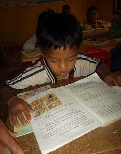 Em Đinh Nôkia trong giờ học trên lớp.