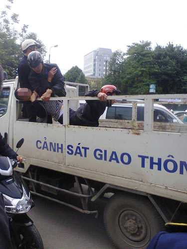  Đối tượng Nguyễn Mạnh H. luôn miệng chửi bới lực lượng thi hành nhiệm vụ