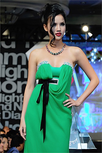 Người mẫu Bebe Phạm đã gặp phải sự cố lộ vòng một trong đêm trình diễn thời trang vừa diễn ra tại Sheraton, TPHCM tối 4/9/2011.