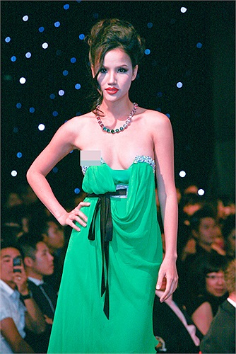 Do chiếc váy quây màu xanh không có dây bị tụt nên siêu mẫu này lộ trọn vòng một trên sân khấu.