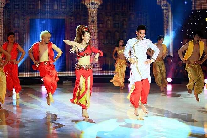 Tuy nhiên, do thực hiện những động tác vũ đạo sôi động, Ngân Khánh vô tình để lộ miếng dán ngực.