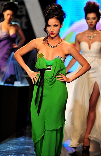 Nó cũng khiến cô trở thành một siêu mẫu có 'vết nhơ' đầu tiên trong làng chân dài.