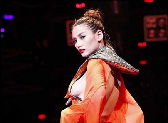 Đây là lần thứ 2 siêu mẫu này lộ vòng một trên sàn catwalk.