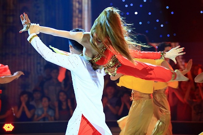 Và sau đó lộ gần như toàn bộ một bên vòng 1 trên sân khấu.