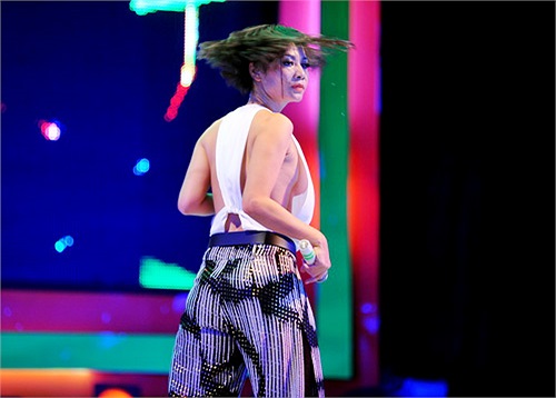 Tối 22/4/2012, hơn 2.000 khán giả tại sân khấu Cầu vồng 126 TP.HCM đã có phần ngỡ ngàng trước phần biểu diễn của ca sỹ Thu Minh.