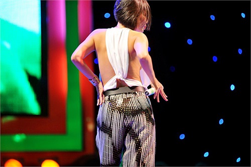 Nhưng do quá ham hố trang phục hở bạo nên giọng ca Đường cong đã bị lộ vòng một trên sân khấu.