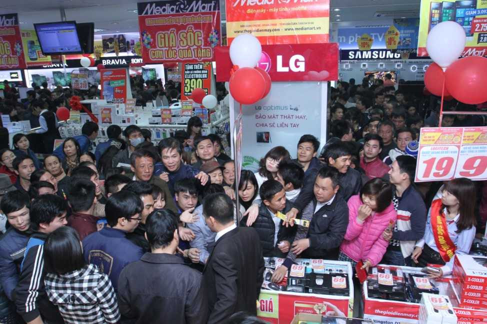 Biển người đổ về Đại siêu thị điện máy lớn nhất tỉnh Bắc Ninh