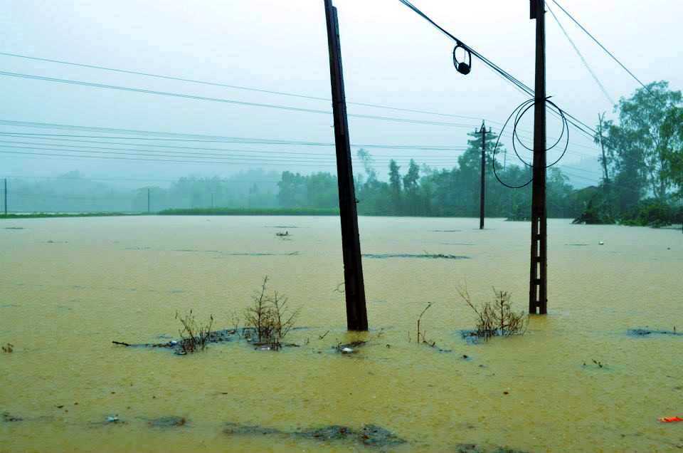 Bình Định: 4 người chết, hơn 2.000 dân bị cô lập trong lũ dữ