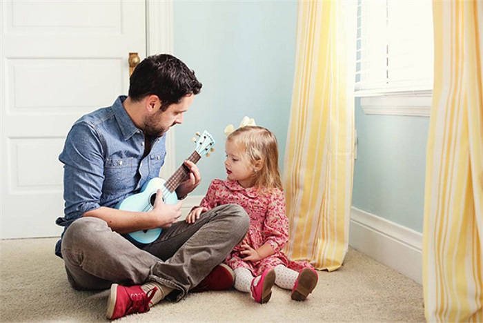 Được biết, người vợ quá cố của anh vốn là một giáo viên trung học, chị mắc ung thư phổi năm 31 tuổi. Trong ảnh là cảnh ông bố trẻ vui đùa bên con gái yêu.