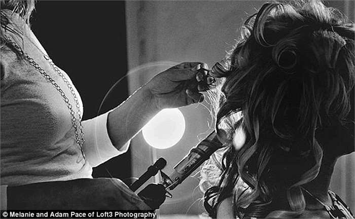 Bức ảnh này gợi nhớ khoảnh khắc vợ anh, chị Ali, đang được một người bạn uốn tóc, chuẩn bị cho ngày trọng đại nhất trong đời của chị.