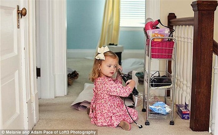 Còn đây là bức ảnh cô con gái bé nhỏ Olivia bị bắt quả tang đang tự mình uốn tóc giống như mẹ thuở xưa, đúng với câu mẹ nào con nấy. 