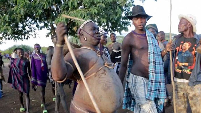 Trong ngày lễ ấy, cuộc thi tìm kiếm người đàn ông béo nhất sẽ diễn ra. 