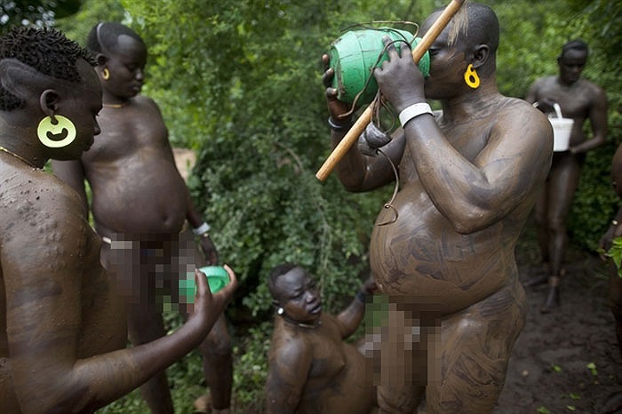 Hàng ngày, anh chàng sẽ được gia đình cung ứng rất nhiều đồ ăn, chủ yếu là các chất béo. Thứ mà các chàng phải xơi suốt ngày là sữa tươi trộn với máu bò.