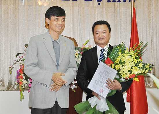 Thứ trưởng Phạm Quý Tiêu trao Quyết định bổ nhiệm Tổng biên tập cho Quyền TBT Nguyễn Bá Kiên