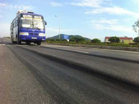  Những vết hằn, lún mặt đường xuất hiện trên một đoạn Quốc lộ 1 dù mới được đưa vào khai thác sau khi nâng cấp.