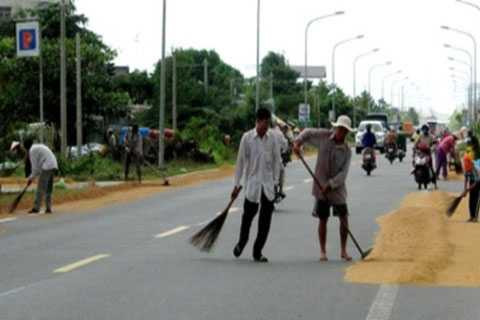 'Nhiều địa phương kết hợp làm đường và sân phơi lúa luôn nên đường rộng lắm', ông Thăng nói.