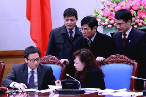 Phó Thủ tướng và Bộ trưởng Y tế trao đổi thêm các nội dung tại cuộc họp giao ban trực tuyến