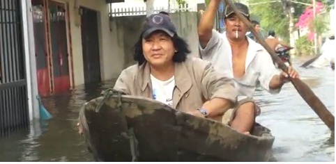 Người Sài Gòn chèo ghe, bắt cá trong triều cường lịch sử