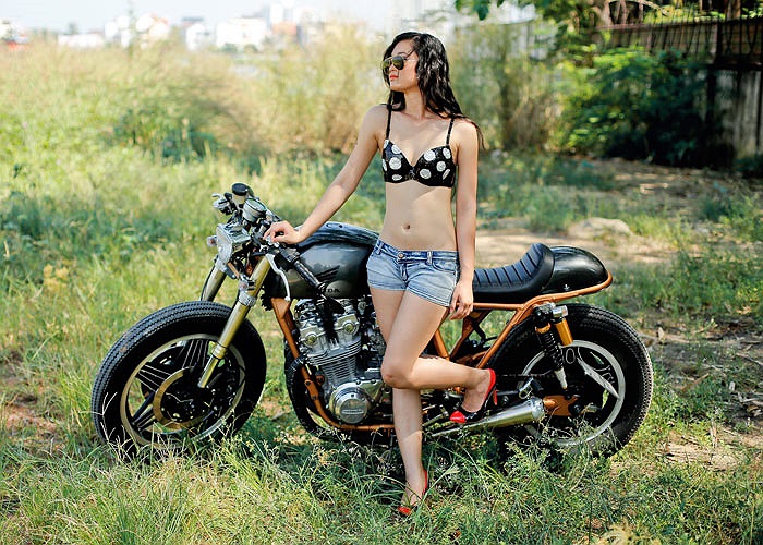 Xe được trang bị đèn pha và 4 xi nhan đồ chơi cùng giàn vỏ nhập từ Mỹ, tay lái Ducati clip-on, cụm phanh Nissin, giảm xóc Showa cùng nhiều chi tiết dựng thủ công. Ảnh Nâu JP 