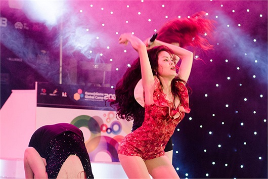 Hoàng Thùy Linh luôn hâm nóng sân khấu bằng những bộ jumpsuit ngắn bó sát. 