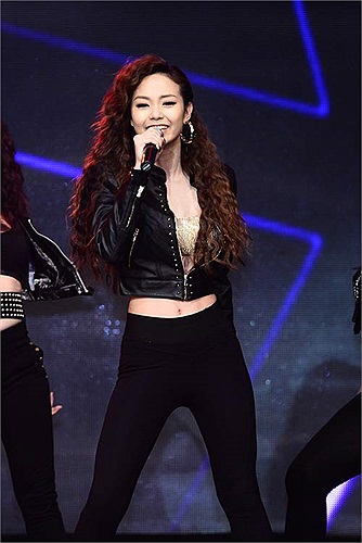 Cô luôn biết chọn những bộ đồ khoe ưu điểm vòng eo thon gọn và vòng một đầy đặn của mình.