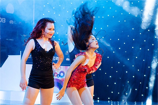 Chính vì thế, mỗi lần Hoàng Thùy Linh biểu diễn, là khán giả được đã mắt với các vũ đạo sexy.