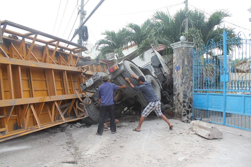 TP.HCM, Củ Chi, hôi của, xe container, lật ngang, bột mì