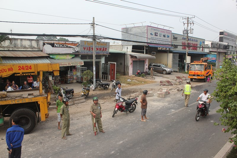 TP.HCM, Củ Chi, hôi của, xe container, lật ngang, bột mì