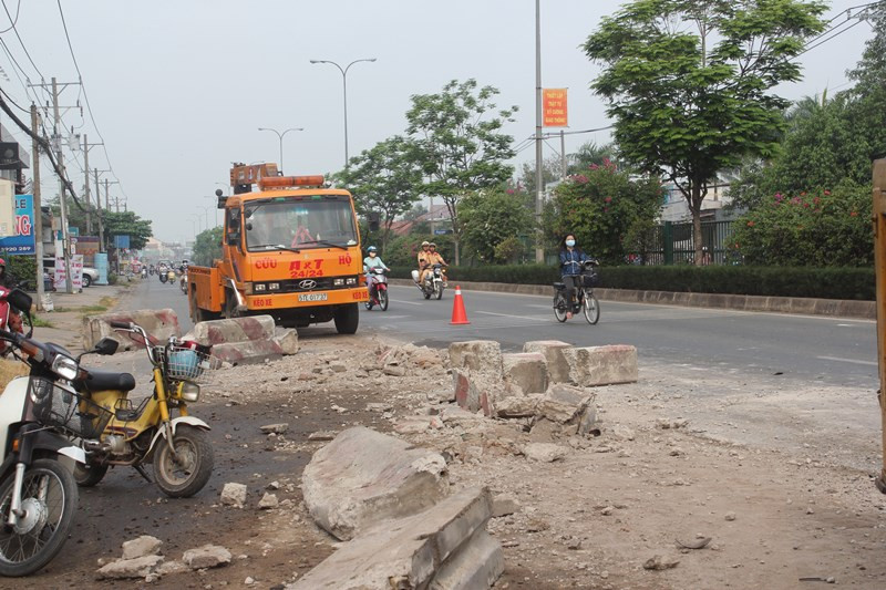 TP.HCM, Củ Chi, hôi của, xe container, lật ngang, bột mì