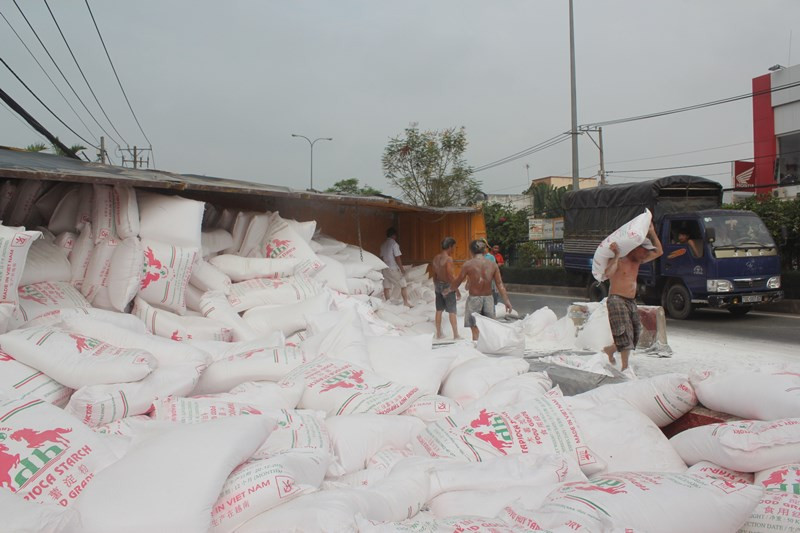 TP.HCM, Củ Chi, hôi của, xe container, lật ngang, bột mì