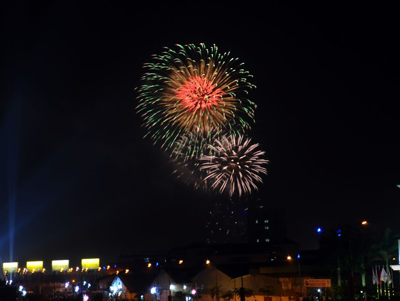 Cả nước đón năm mới: Pháo hoa rực trời, phố ken cứng người