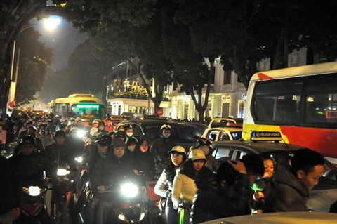 Triệu người đổ ra đường đón năm mới 2014