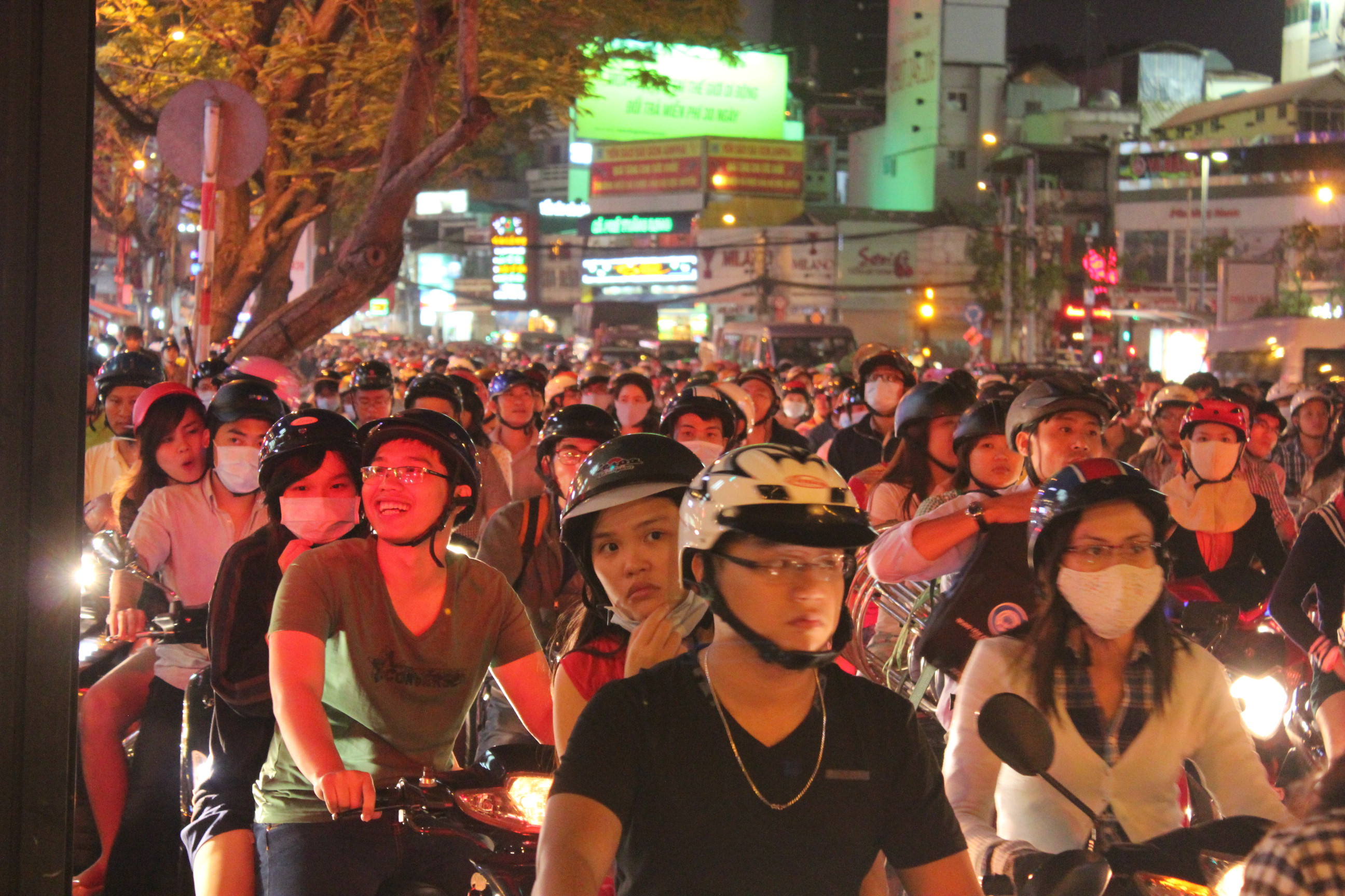 Cả nước đón năm mới: Pháo hoa rực trời, phố ken cứng người