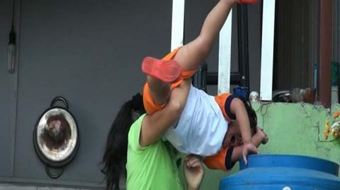 Một bảo mẫu độc ác khác bế đứa bé nhúng vào bồn nước vì nôn ói khi ăn